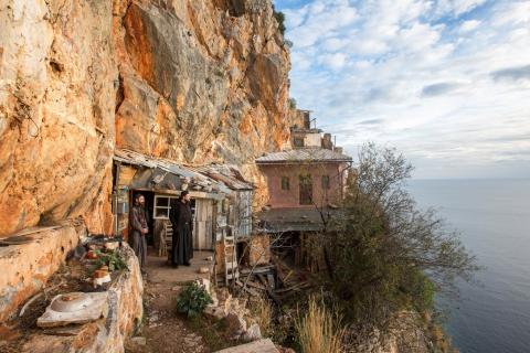 Δύο μοναχοί στις καλύβες των ασκητώ στα Κατουνάκια αγιο οροσ επισκεψη