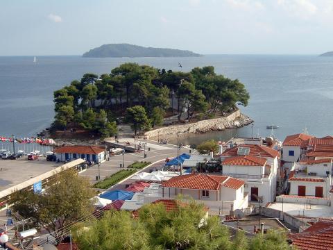 Το νησάκι Μπούρτζι και το κομμάτι της παραλίας που οδηγεί σε αυτό αεροπορικα για σκιαθο