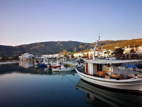 καΐκια στο λιμάνι και σπίτια του οικισμού Γαύριο ανδροσ αξιοθεατα