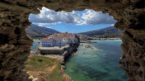 Η Χώρα της Άνδρου όπως φαίνεται από τα ερείπια του Ενετικού κάστρου