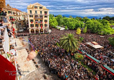 Πανοραμική φωτογραφία με πολύ κόσμο που παρακολουθεί το εθιμό που σπάνε οι μπότηδες αξιοθεατα κερκυρα πασχα