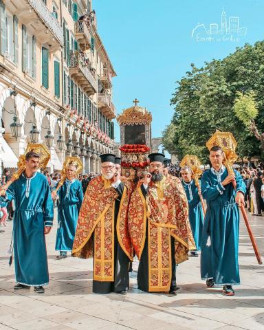 Ιερείς κρατούν το Σκήνωμα του Αγίου Σπυρίδωνα στη λιτανεία του Μεγάλου Σαββάτου αξιοθεατα κερκυρα πασχα