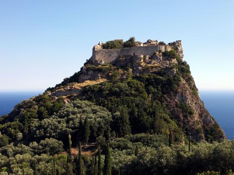 Το σημαντικό Βυζαντινό κάστρο Αγγελόκαστρο που βρίσκεται στο βορειοδυτικό άκρο του νησιού αξιοθεατα κερκυρα