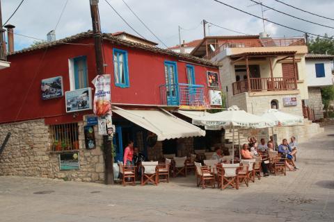 Άνθρωποι απολαμβάνουν τον καφέ τους σε ένα παραδοσιακό καφενείο την αφυτοσ ξενοδοχεια