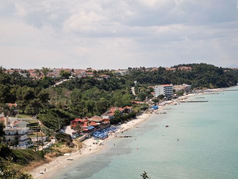 Πανοραμική άποψη με την παραλία στην αφυτοσ ξενοδοχεια