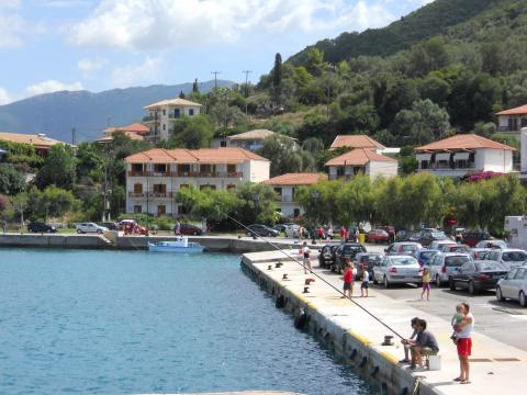 Το λιμάνι και κάποια σπίτια στον οικισμό της Βασιλικής εξανθεια λευκαδα