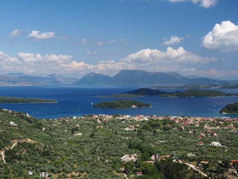 Το Νυδρί, οι νησίδες Μαδουρή (μπροστά) Σπάρτη (αριστερά) Σκορπιός (λιγο πιο πίσω) και στο βάθος η Αιτωλοακαρνανία εξανθεια λευκαδα