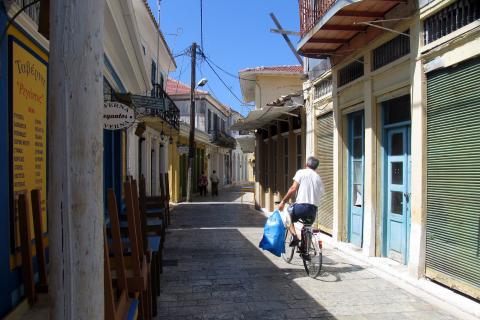 Στενό δρομάκι με μαγαζιά στην πόλη της Λευκάδας εξανθεια λευκαδα