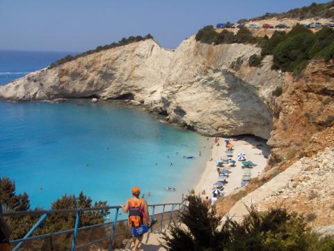 Τα σκαλοπάτια που οδηγούν στην παραλία Πόρτο Κατσίκι εξανθεια λευκαδα