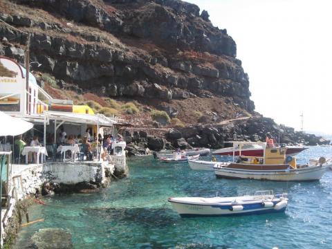 Ψαρόβαρκες στη θάλασσα και κόσμος στις ταβέρνες στην περιοχή αμμουδι ηλιοβασιλεμα σαντορινη