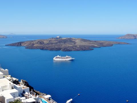 Το ηφαίστειο και ένα μεγάλο κρουαζιερόπλοιο φωτογραφία από το ψηλότερο σημείο της καλντέρας ηλιοβασιλεμα σαντορινη