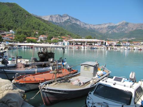 Το λιμανάκι με αραγμένες βαρκούλες στη Σκάλα Ποταμιάς