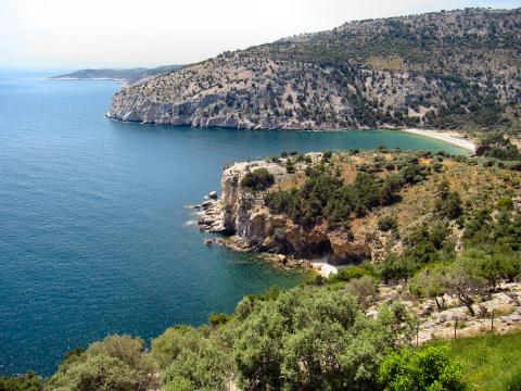 Η θέα από την ΙΕΡΑ ΜΟΝΗ ΑΡΧΑΓΓΕΛΟΥ ΜΙΧΑΗΛ ΘΑΣΟΥ και στο βάθος η παραλία του Αρσανά θασοσ αξιοθεατα