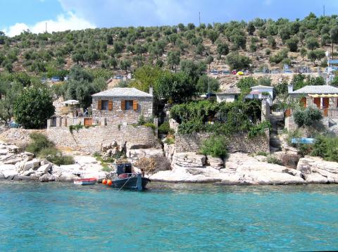 Πέτρινα σπίτια ξενοδοχειακής μονάδας στην Αλυκή θασοσ αξιοθεατα