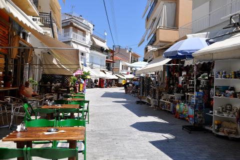 θασοσ λιμενασ δρόμος με μαγαζιά στην πρωτεύουσα του νησιού