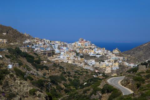 Πανοραμική φωτογραφία του χωριού η Όλυμπος στην καρπαθοσ με τα πολύχρωμα παραδοσιακά σπίτια που σκαρφαλώνουν στον λόφο