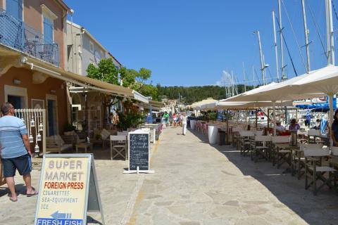 Παραλιακός πεζόδρομος με καφετέριες και αραγμένα ιστιοφόρα στο Φισκάρδο κεφαλονια αξιοθεατα