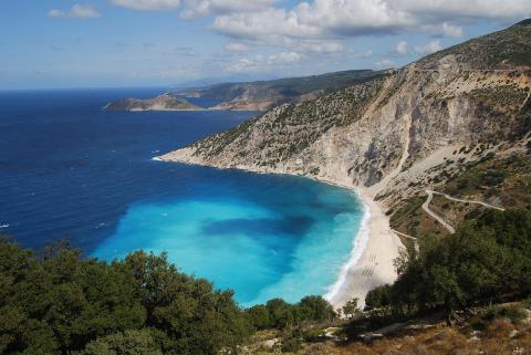 Η παραλία Μύρτος με τα τιρκουάζ νερά κεφαλονια αξιοθεατα