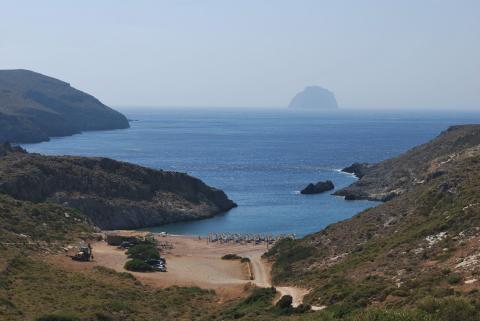 Η παραλία Μελιδόνι και στο βάθος η βχαχονησόδα Χύτρα κυθηρα παραλιεσ