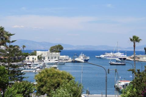 κωσ το λιμάνι της κω και απέναντι τα παράλια της τουρκιας