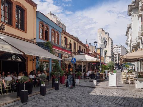 Κόσμος κάθεται στα τραπεζοκαθίσματα στα λαδαδικα ταβερνεσ 