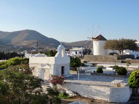 Το εκκλησάκι της Αγίας Άννας και ένας ανεμόμυλος στην Παροικιά παροσ αντιπαροσ