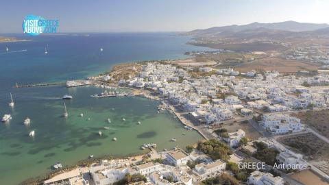 Αεροφωτογραφία με την πόλη και το λιμάνι της Αντιπάρου παροσ αντιπαροσ