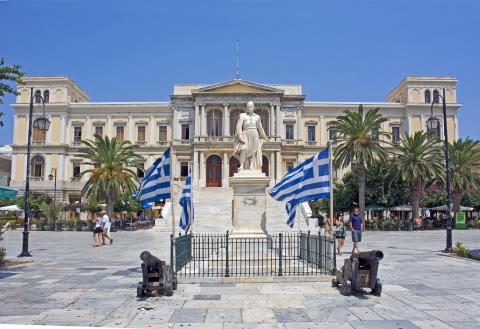 Το δημαρχείο και η πλατεία Μιαούλη με τον ανδριάντα του υδραίου ναύαρχου στη συροσ χαρτησ