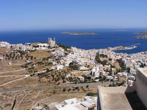 Η θέα ενός τμήματος της Ερμούπολης από την Άνω συροσ χαρτησ