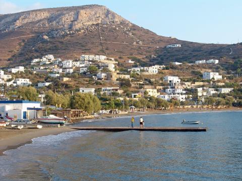 Το παραθαλάσσιο χωριό και η παραλία Κίνι σύροσ παραλίεσ