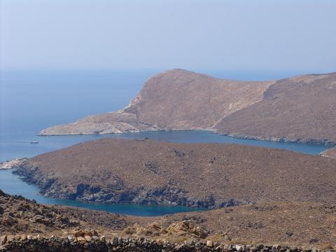 Οι όρμοι Γράμματα και Μαρμάρι στην Απάνω Μεριά σύροσ παραλίεσ