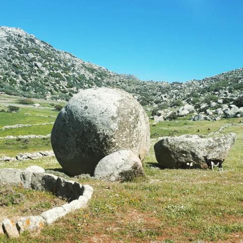 Στρόγγυλος βράχος στην περιοχή του χωριού Βωλάξ ενοικιαση αυτοκινητου τηνοσ