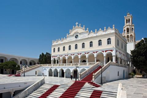 Η εξωτερική όψη του Ναού της Μεγαλόχαρης και κόκκινα χαλιά στα σκαλοπάτια που οδηγούν σε αυτόν παναγια τηνοσ