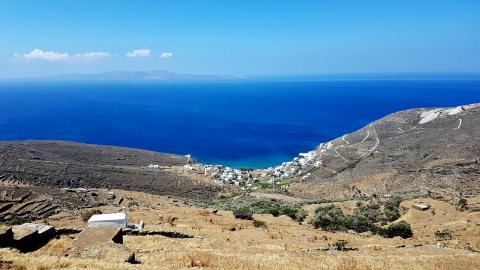 Ο όρμος των Ιστερνίων και ο μικρός οικισμός σε πανοραμική φωτογραφία από το χωριό Ιστέρνια που βρίσκεται στην πλαγιά τηνοσ χαρτησ