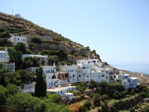 Σπίτια του χωριού Καρδιανή χτισμένα στην πλαγια του δυτικού τμήματος της τηνοσ χαρτησ