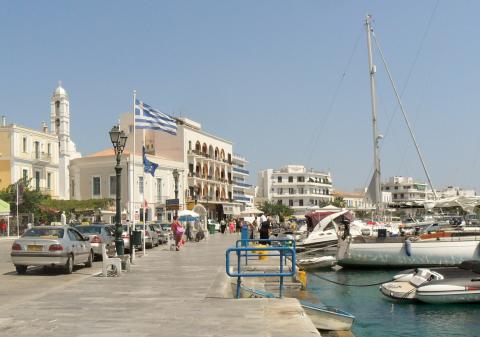 Αυτοκίνητα και κόσμος στην παραλία της Χώρας τηνοσ χαρτησ