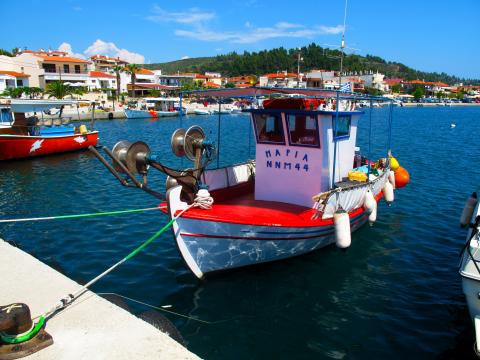 Βάρκα δεμένη στο λιμάνι στη Νέα Σκιώνη  χαλκιδικη πρωτο ποδι