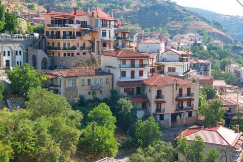 Αράχωβα σπίτια του οικισμού χιονοδρομικο παρνασσου