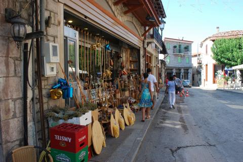 Δρόμος με μαγαζιά με σουβενίρ στην Αράχωβα χιονοδρομικο παρνασσου