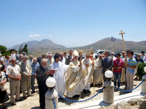 Καθολικοί ιερείς μπροστά στο άγαλμα του Ιησού της Αγίας καρδιάς στο Εξώμβουργο