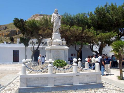 Το άγαλμα του Ιησού της Αγίας Καρδιάς στο προαύλιο του ομώνυμου μοναστηριού στο Εξώμβουργο