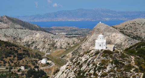 Εκκλησάκια σε κορυφές καυ η ύπαιθρος στην ενδοχώρα της Νάξου κοντά στην απειρανθοσ