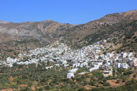 Το χωριό Φιλότι στο κέντρο της Νάξου που απέχει 7 χιλιόμετρα από την απειρανθοσ