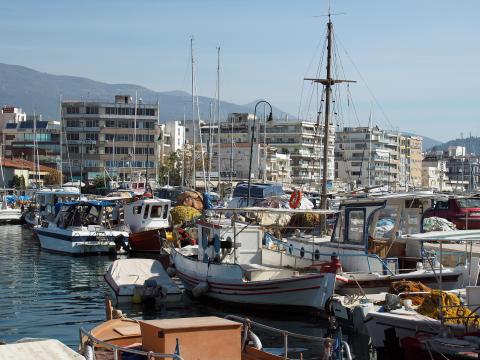 Ψαρικάικα αραγμένα στο λιμάνο του βόλοσ αξιοθέατα