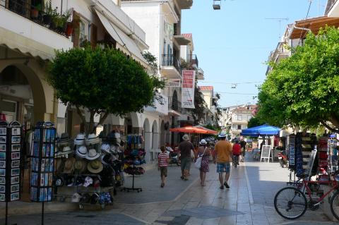 Πεζόδρομος με μαγαζιά στο κέντρο της πόλης της ζάκυνθοσ παραλίεσ