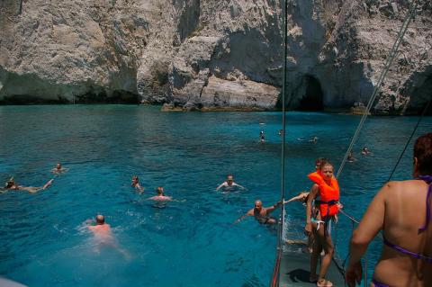 Κρουαζιέρα με καραβάκι στις σπηλιές που βρίσκονται στις βραχώδεις ακτές της ζάκυνθοσ παραλίεσ