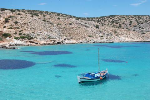 Ψαροκάικο στα τιρκουάζ νερα στο λιμάνι στην ηρακλειά