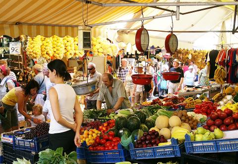 Κόσμος σε λαική αγορά στο ηρακλειο αξιοθεατα