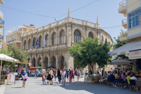 Κοσμος περπατά γύρω από τη Λότζια, το ενετικό κτήριου που στεγάζει το Δημαρχείο ηρακλειο αξιοθεατα 