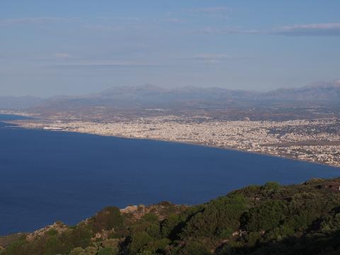 Πανοραμική φωτογραφία μα τον αστικό ιστό και την ακτή της πόλης ηρακλειο αξιοθεατα 